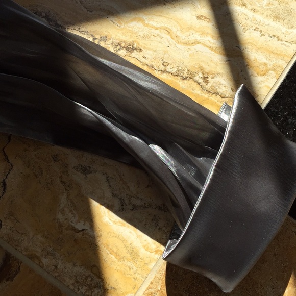 Cachet liquid silver stretch V-neck/crystal buckle - Picture 8 of 8